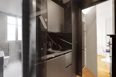 Cuisine ou kitchenette dans l'établissement Paris’Luxury : Luxe, Calm and Voluptuousness