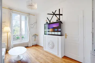 Télévision ou salle de divertissement dans l'établissement Paris’Luxury : Luxe, Calm and Voluptuousness