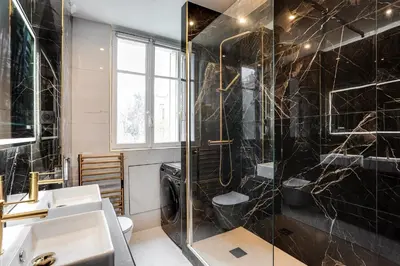 Salle de bains dans l'établissement Paris’Luxury : Luxe, Calm and Voluptuousness