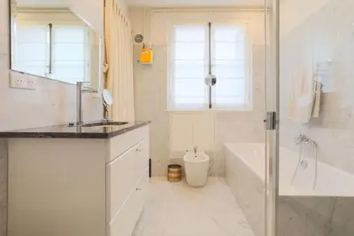 Salle de bains dans l'établissement Chic Flat 2 rooms Georges V