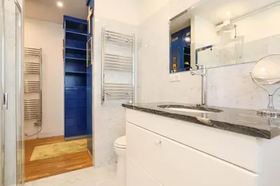 Salle de bains dans l'établissement Chic Flat 2 rooms Georges V