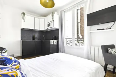 Un ou plusieurs lits dans un hébergement de l'établissement Lovely top floor studio near Montmartre