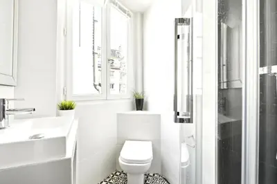 Salle de bains dans l'établissement Lovely top floor studio near Montmartre