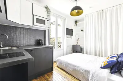 Un ou plusieurs lits dans un hébergement de l'établissement Lovely top floor studio near Montmartre