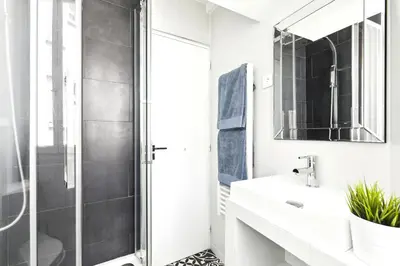 Salle de bains dans l'établissement Lovely top floor studio near Montmartre