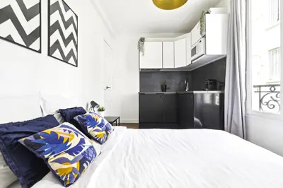 Un ou plusieurs lits dans un hébergement de l'établissement Lovely top floor studio near Montmartre