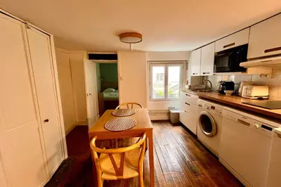 Cuisine ou kitchenette dans l'établissement Appartement lumineux près des Galeries Lafayette