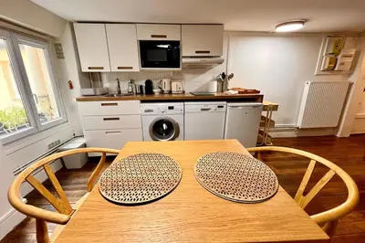 Cuisine ou kitchenette dans l'établissement Appartement lumineux près des Galeries Lafayette