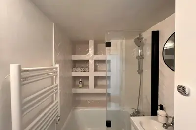 Salle de bains dans l'établissement Appartement lumineux près des Galeries Lafayette