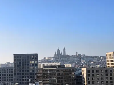 Vue générale sur Paris ou vue de la ville depuis le séjour chez l'habitant