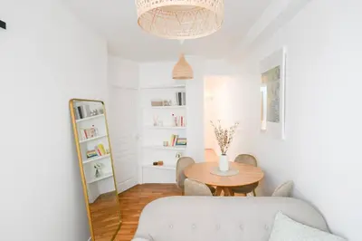 Coin salon dans l'établissement We Parisian The Marais Cozy Home