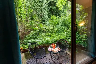 Jardin de l'établissement Studio à montmartre avec terrasse