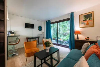 Télévision ou salle de divertissement dans l'établissement Studio à montmartre avec terrasse