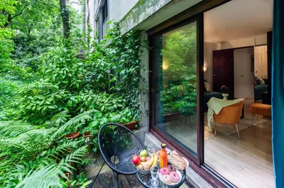 Jardin de l'établissement Studio à montmartre avec terrasse
