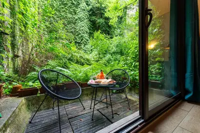 Jardin de l'établissement Studio à montmartre avec terrasse