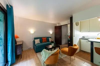 Coin salon dans l'établissement Studio à montmartre avec terrasse