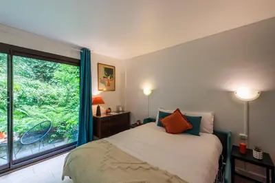 Un ou plusieurs lits dans un hébergement de l'établissement Studio à montmartre avec terrasse