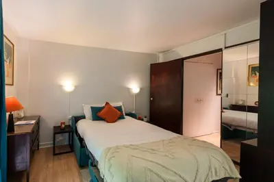 Un ou plusieurs lits dans un hébergement de l'établissement Studio à montmartre avec terrasse
