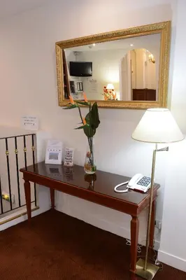 Télévision ou salle de divertissement dans l'établissement Hotel Imperial Paris