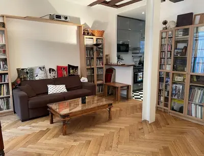 Bibliothèque dans l'appartement