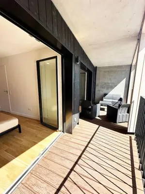 Coin salon dans l'établissement Charme Parisien neuf et cosy