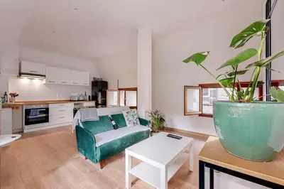 Cuisine ou kitchenette dans l'établissement Very Quiet and Cosy Big Apartment