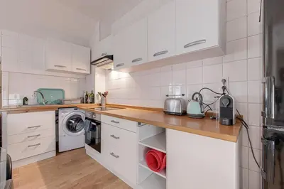 Cuisine ou kitchenette dans l'établissement Very Quiet and Cosy Big Apartment