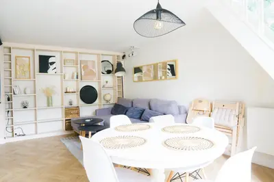 Coin salon dans l'établissement EXIGEHOME - Beau duplex-15 min Paris/La Défense/Champs Elysées