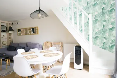 Coin salon dans l'établissement EXIGEHOME - Beau duplex-15 min Paris/La Défense/Champs Elysées
