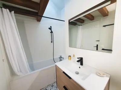 Salle de bains dans l'établissement EXIGEHOME - Beau duplex-15 min Paris/La Défense/Champs Elysées