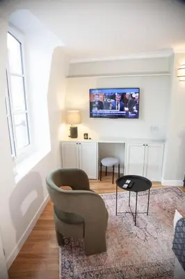 Télévision ou salle de divertissement dans l'établissement Au Cœur de Paris