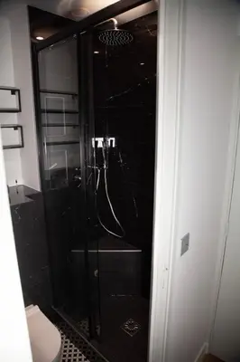 Salle de bains dans l'établissement Au Cœur de Paris