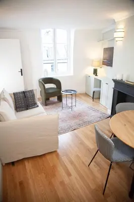 Coin salon dans l'établissement Au Cœur de Paris