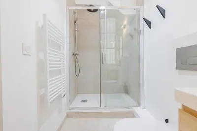 Salle de bains dans l'établissement Cosy apartment - 1BR-4P - Marais-Place des Vosges
