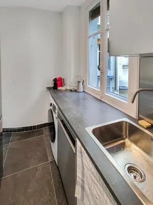 Cuisine ou kitchenette dans l'établissement Amazing refurbished flat in Paris V
