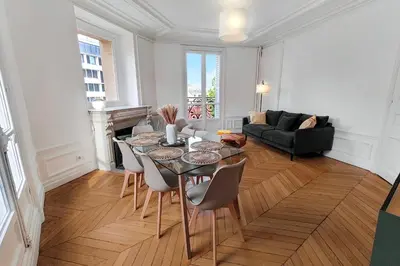 Coin salon dans l'établissement Amazing refurbished flat in Paris V