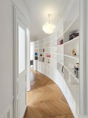 Bibliothèque dans l'appartement