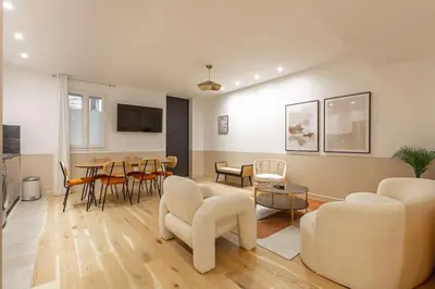 Télévision ou salle de divertissement dans l'établissement Appart 6Pers#3 Bedrooms#2 Bathrooms#Paris 19