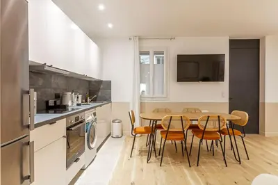 Cuisine ou kitchenette dans l'établissement Appart 6Pers#3 Bedrooms#2 Bathrooms#Paris 19