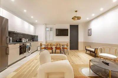 Cuisine ou kitchenette dans l'établissement Appart 6Pers#3 Bedrooms#2 Bathrooms#Paris 19