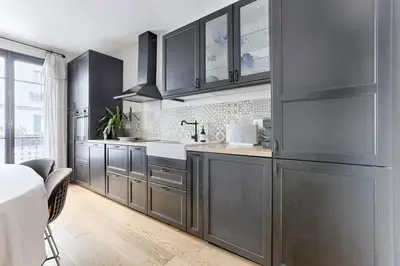 Cuisine ou kitchenette dans l'établissement Trocadero/TourEiffel : havre de paix 2 Chambres