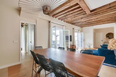 Télévision ou salle de divertissement dans l'établissement Grande terrasse, climatisation, 3 chambres, Marais