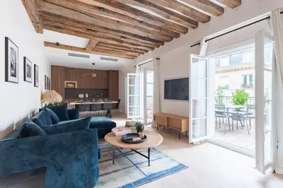 Télévision ou salle de divertissement dans l'établissement Grande terrasse, climatisation, 3 chambres, Marais