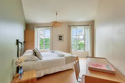 Un ou plusieurs lits dans un hébergement de l'établissement Grande terrasse, climatisation, 3 chambres, Marais