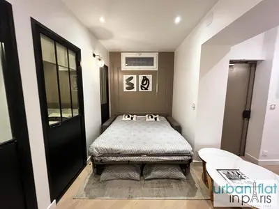 Un ou plusieurs lits dans un hébergement de l'établissement Urban Flat 178 - Cosy Chic 2 Bedroom Flat in Paris