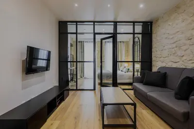 Télévision ou salle de divertissement dans l'établissement Cozy apartment - 1BR-4P - Porte Saint-Denis