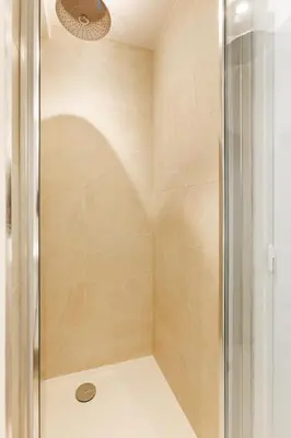 Salle de bains dans l'établissement Comfortion Zaira - Suite de luxe avec vue sur la Défense
