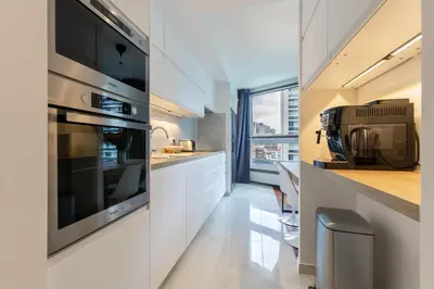 Cuisine ou kitchenette dans l'établissement Comfortion Zaira - Suite de luxe avec vue sur la Défense