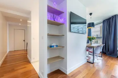 Télévision ou salle de divertissement dans l'établissement Comfortion Zaira - Suite de luxe avec vue sur la Défense