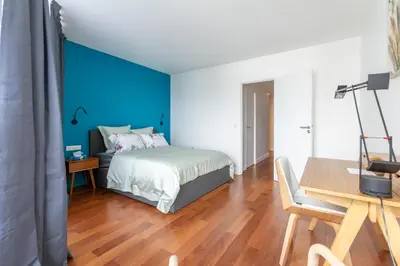 Un ou plusieurs lits dans un hébergement de l'établissement Comfortion Zaira - Suite de luxe avec vue sur la Défense